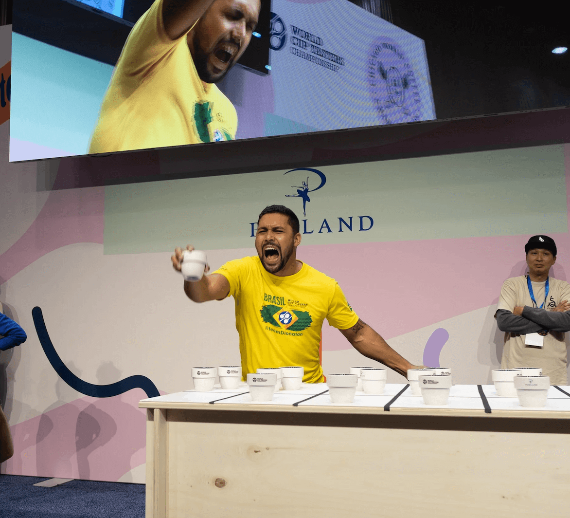 V soutěži World Coffee Tasters jde o to, odhalit šálek s kávou, který se liší od jiných – stejných šálků.