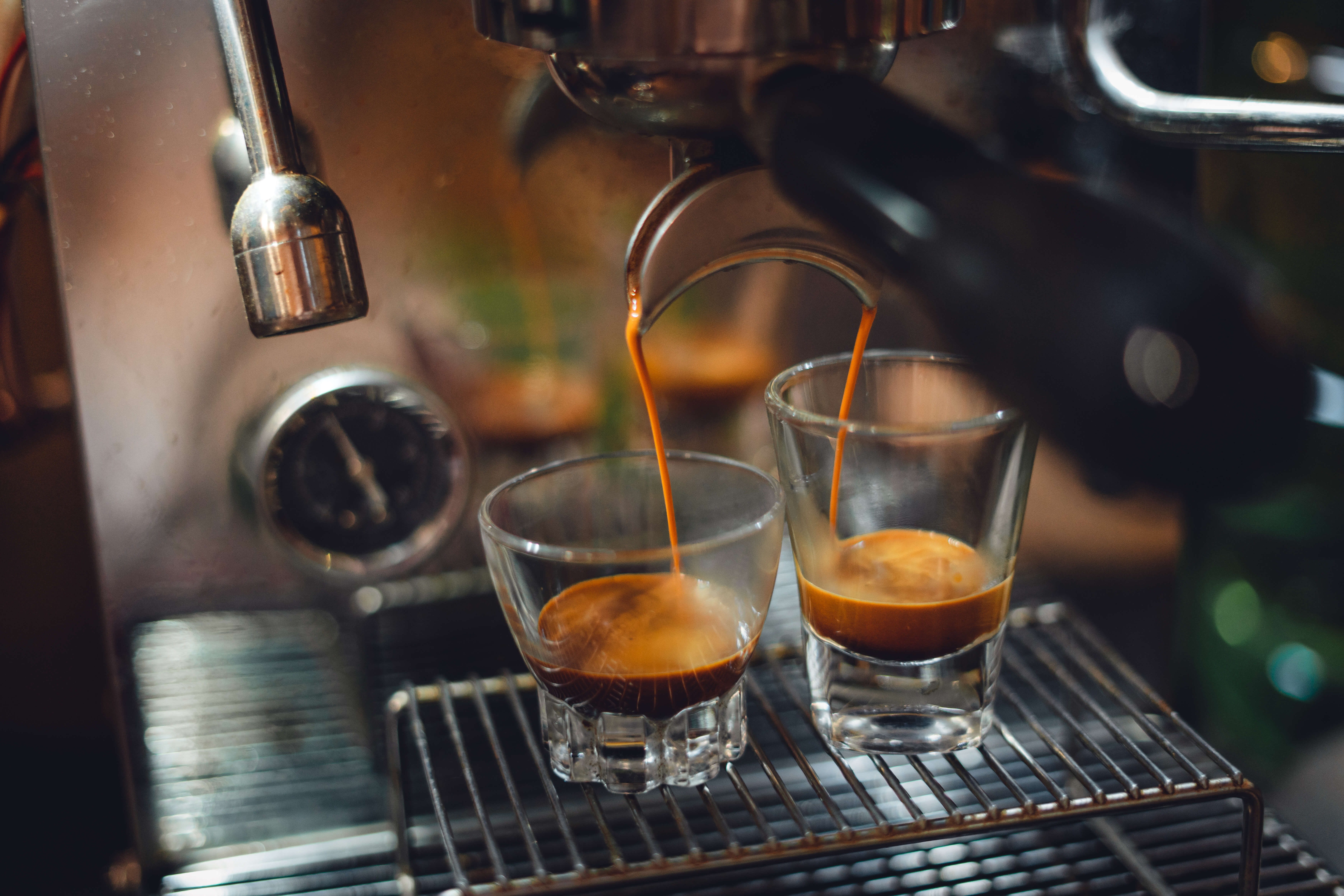 Espresso je hustý, aromatický nápoj s charakteristickou vrstvou cremy na povrchu a vzniká, mimo jiné, díky portafiltru.
