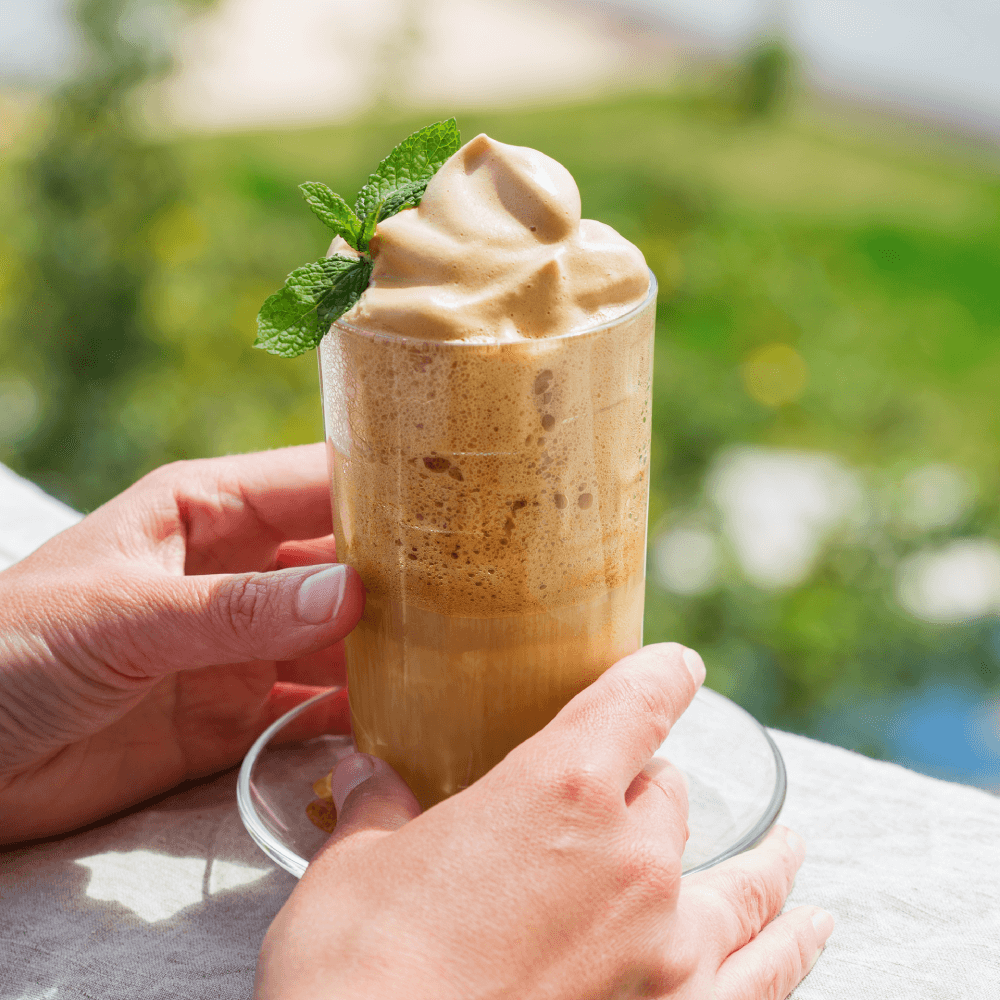 Frappé je ledová káva z instantního prášku, podává se s mlékem a ledem ve vysoké sklenici.