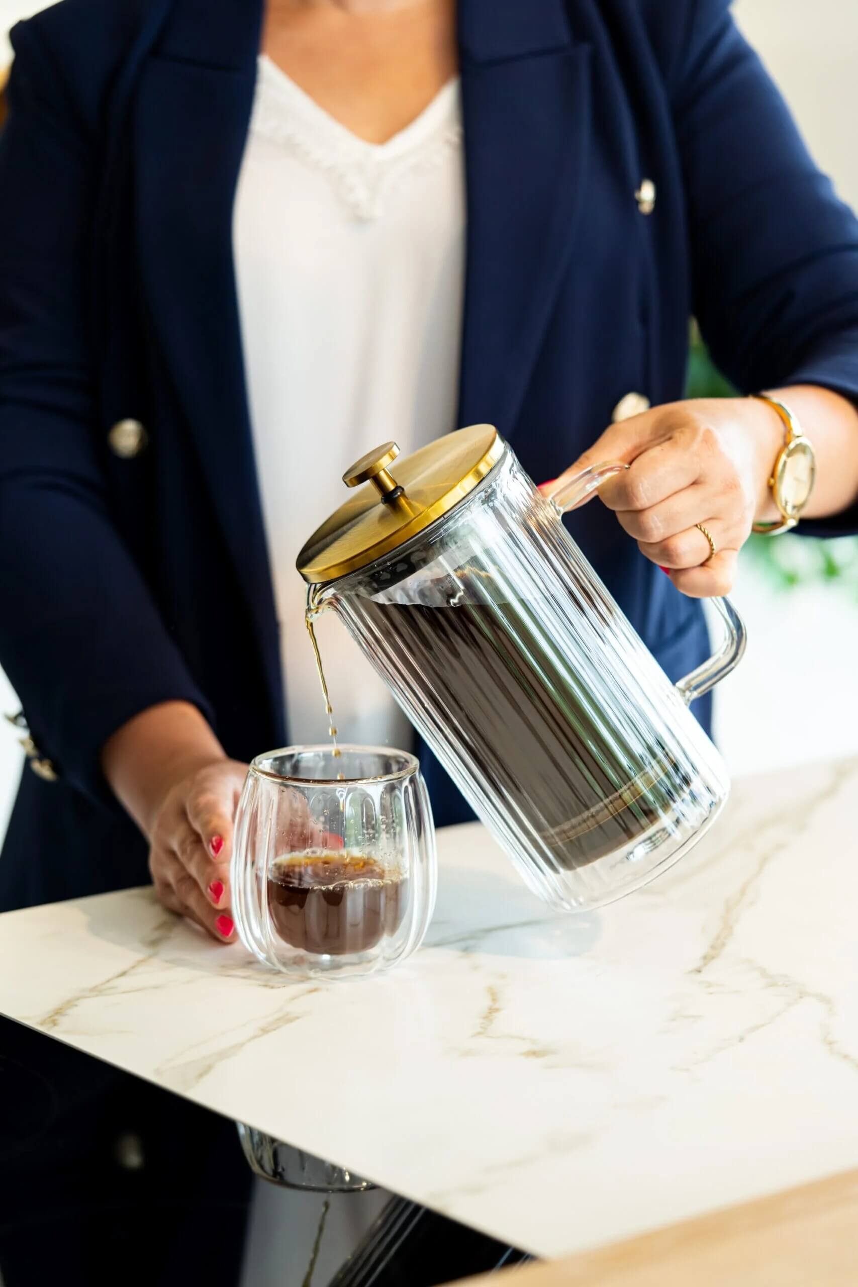 nalévání kávy do šálku z french pressu