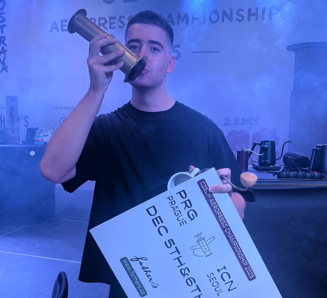Poslední české kolo spitěže AeroPress Championship se konalo 2. 8. 2025 v Ostravě a vyhrál ho Adam Škarabela.