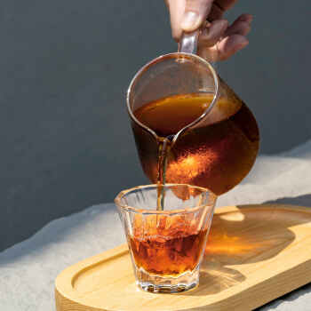 Značka Loveramcis vyrábí také skleněnou konvičku na servírování kávy Brewers Belly Glass Server.