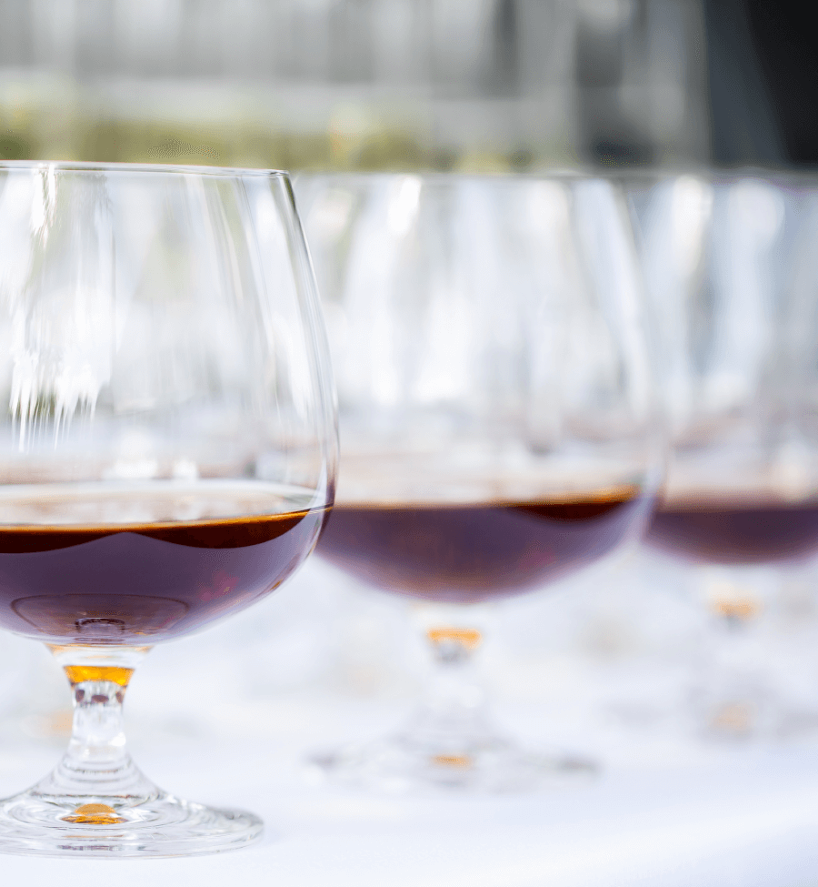 Barrel-aged káva znamená, že zelená kávová zrnka odpočívala nějakou dobu v sudu po alkoholu.