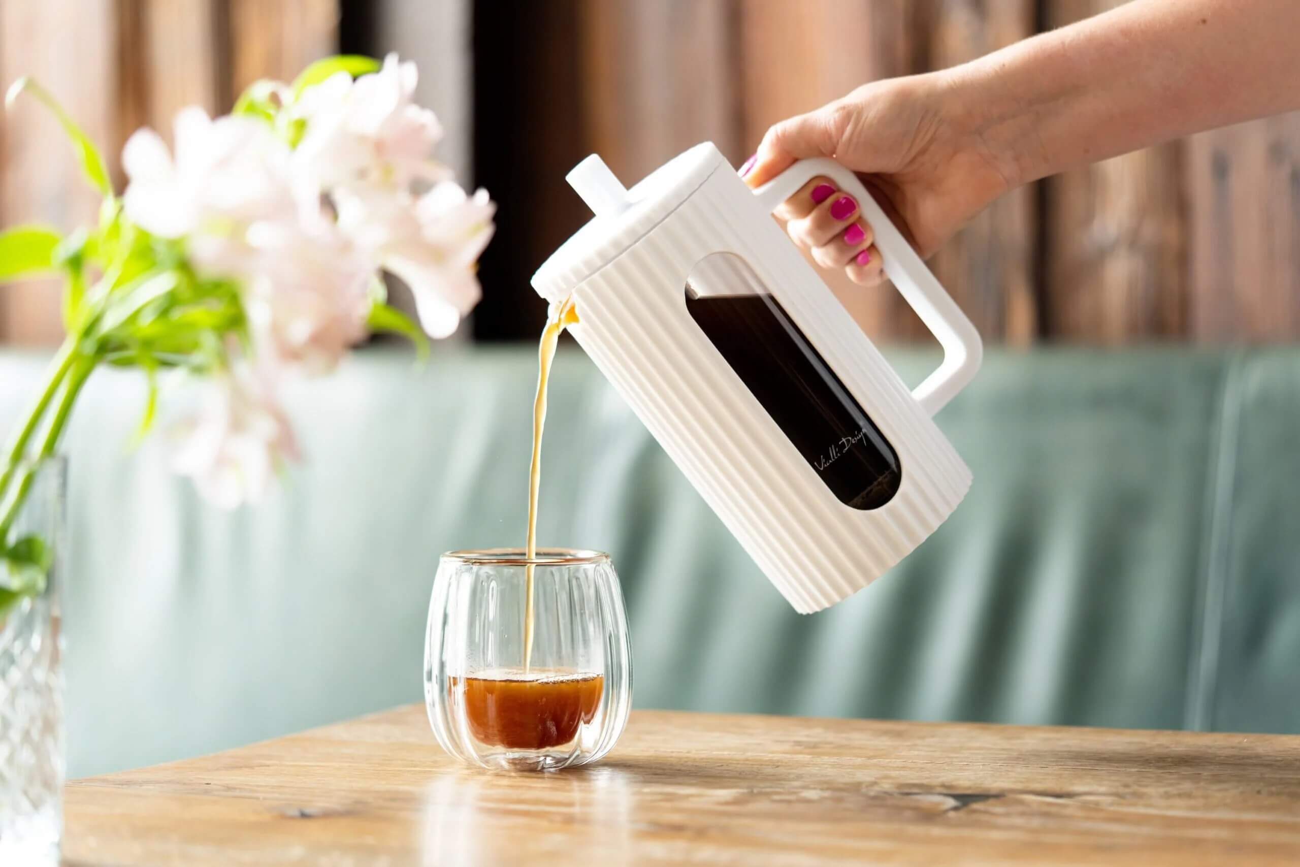 nalévání čerstvé filtrované kávy z french pressu do šálku
