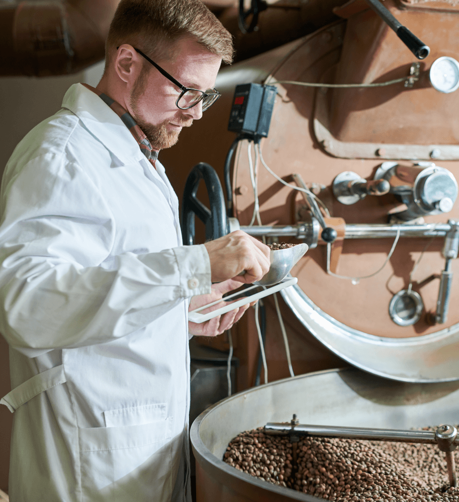 Každý účastník soutěže v pražení kávy World Roasting Championship pracuje s jednotným vybavením.